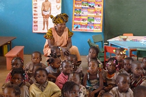 Enfants dans une classe avec leur maîtresse au Burkina Faso