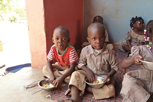 Enfants bénéficiaires du Burkina Faso qui prennent un repas