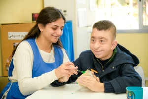 Aide éducatrice avec un enfant en situation de handicap